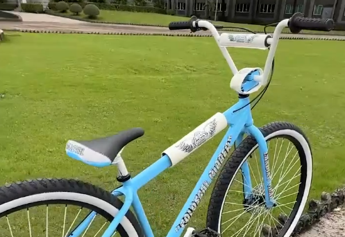 Colossal Ripper 32 in BMX bike